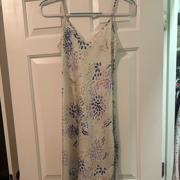 XS Aritzia Wilfred Silky Midi Dress - Picture 3 of 3